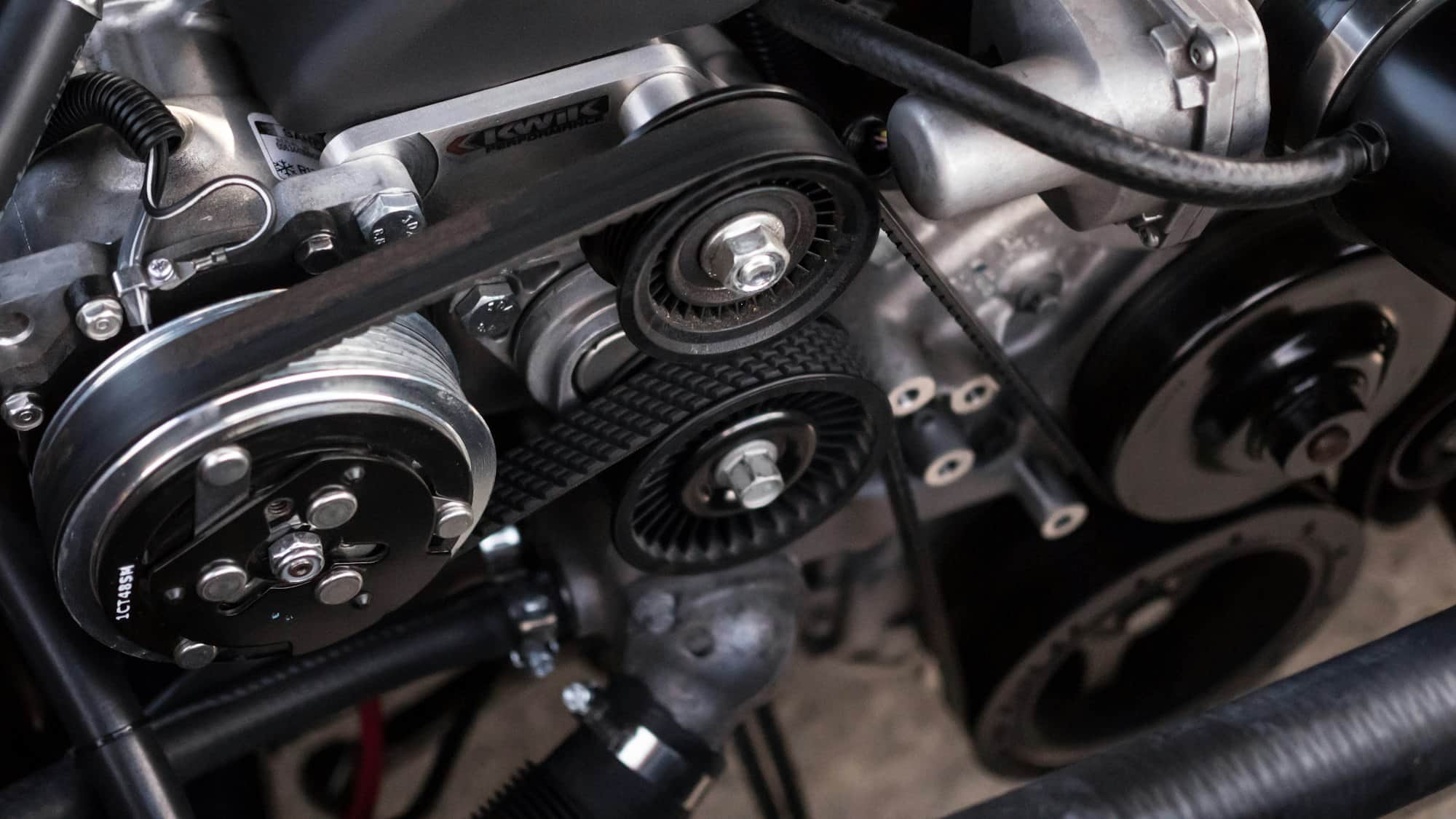 Detalj motora — kaiš, zatezači i remenice